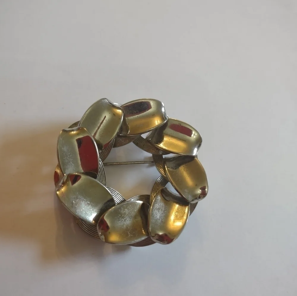 Women's ESTATE wreath brooch pin
